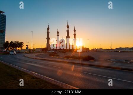 RAS al Khaimah, Emirati Arabi Uniti - 13 gennaio 2021: Moschea Sheikh Zayed a Ras al Khaimah al tramonto, il cuore dell'emirato settentrionale degli Stati Uniti Foto Stock