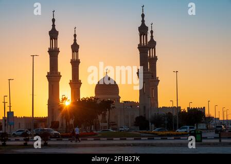 RAS al Khaimah, Emirati Arabi Uniti - 13 gennaio 2021: Moschea Sheikh Zayed a Ras al Khaimah al tramonto, il cuore dell'emirato settentrionale degli Stati Uniti Foto Stock