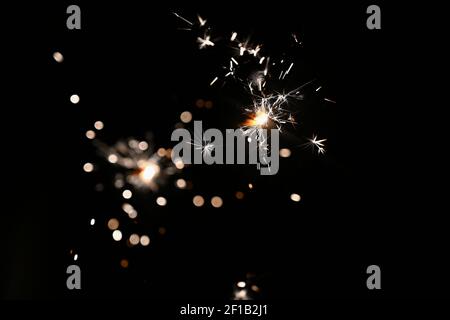 Sparkler - splendido sfondo astratto. Concetto per Natale e Felice anno nuovo 2021. Foto Stock