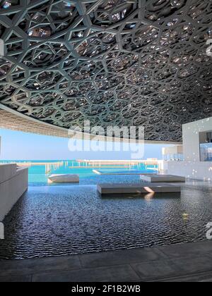 Abu Dhabi, Emirati Arabi Uniti - 12 gennaio 2021: Museo del Louvre ad Abu Dhabi interno e cupola con architettura caratteristica e vie sul mare Foto Stock