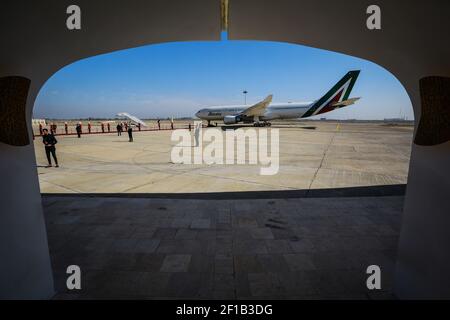 Baghdad, Iraq. 8 marzo 2021. L'aereo A330 di Papa Francesco Alitalia si prepara al decollo dall'aeroporto internazionale di Baghdad. Credit: Ameer al Mohammedaw/dpa/Alamy Live News Foto Stock