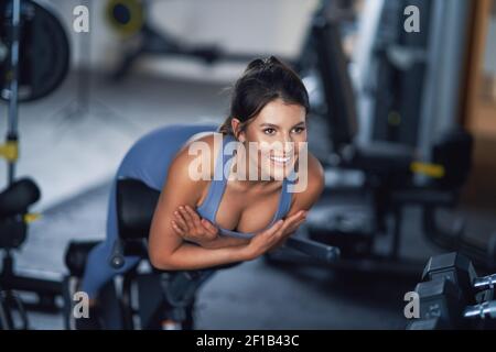 Donna adulta che si allenava in palestra Foto Stock