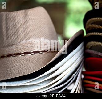 Un sacco di moda trandy cappelli in un mercato Foto Stock