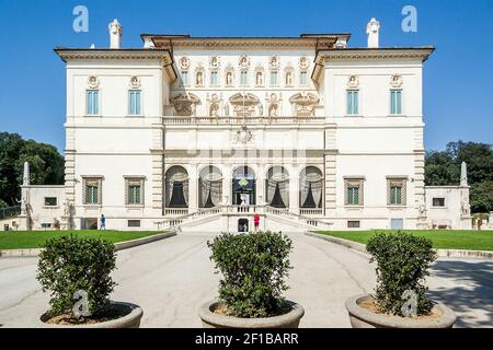 Roma, Italia, Luglio 2018: La Galleria Borghese di Villa Borghese, costruita nel XVIII secolo, è il più grande parco pubblico di Roma, Lazio. Foto Stock