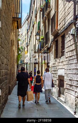 Barcellona, Spagna - 24 luglio 2019: Persone che camminano nelle strette strade del quartiere romano di Barcellona, Spagna Foto Stock