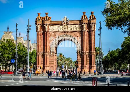 Barcellona, Spagna - 25 luglio 2019: Turisti e gente del posto camminano attraverso l'Arco di Trionfo di Barcellona in Spagna Foto Stock