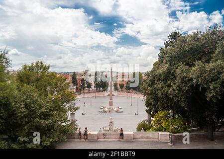 Roma, Italia 2015 luglio - Piazza del Popolo, che prende il nome dalla chiesa di Santa Maria del Popolo a Roma. Vista dalla terrazza del Pincio Foto Stock