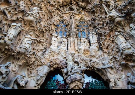 Barcellona, Spagna - 25 luglio 2019: Decorazioni esterne della famosa cattedrale della Sagrada Familia di Antoni Gaudi a Barcellona, Spagna Foto Stock