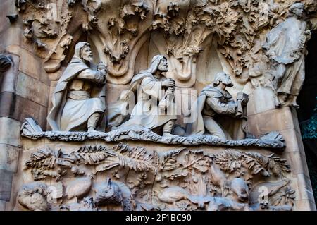 Barcellona, Spagna - 25 luglio 2019: Decorazione esterna e sculture della cattedrale della Sagrada Familia, famosa opera di Antoni Gaudi a Barcellona, Spa Foto Stock