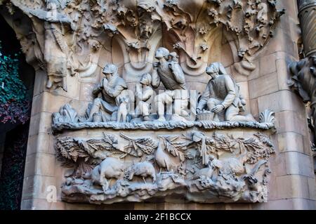 Barcellona, Spagna - 25 luglio 2019: Decorazioni esterne, sculture e bassorilievi della cattedrale della Sagrada Familia. Un famoso punto di riferimento a Barcellona, Catalogna Foto Stock