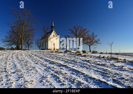 Bellissimo paesaggio invernale con chiesa. Giorno invernale soleggiato. Brno - Líšeò. Cappella di nostra Signora di Helper. Foto Stock