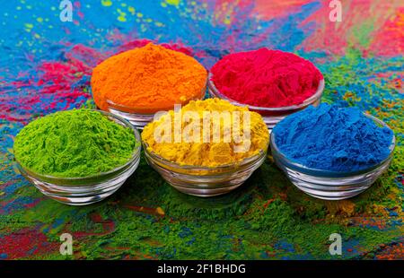 Colorato tradizionale holi polvere in ciotole. Felice holi. Concept festival indiano di colore chiamato Holi. Polvere di gulal organica Foto Stock