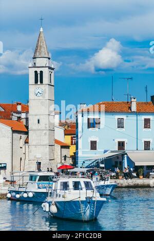 Visualizza Fazana piccola città in Stria Croazia. Vacanze estive vicino al mare Foto Stock