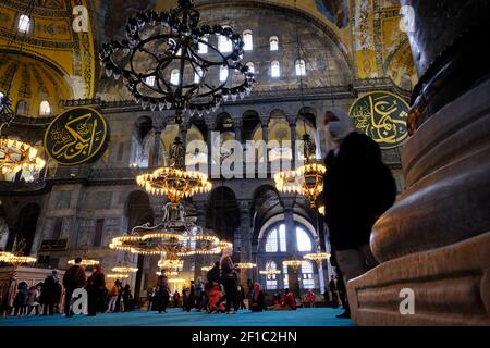 Hagia sophia mosque Inside.Many incisione e gravures nome del profeta Maometto, dio, antiche candele. Dettagli architettonici di cupola e finestre antiche Foto Stock