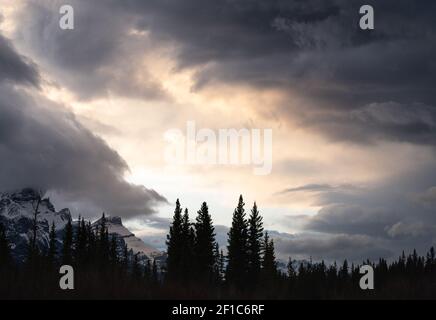 Cielo drammatico con nuvole di luna, sparato poco dopo la tempesta e poco prima del tramonto, a Canmore, Alberta, Canada Foto Stock