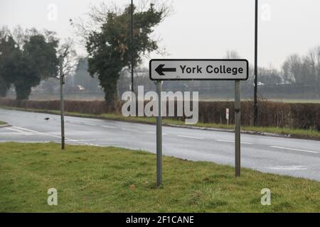 York, Regno Unito. 8 Marzo 2021. Un cartello stradale che segna l'ingresso allo York Collage la mattina che la tappa uno della roadmap del Regno Unito per rilassare la restrizione Covid e tornare alle normali attività inizia a York, Regno Unito, il 3/8/2021. (Foto di Mark Cosgrove/News Images/Sipa USA) Credit: Sipa USA/Alamy Live News Foto Stock