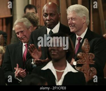 Il presidente della Duke University Richard Brodhead, a sinistra, Vernon Jordan, centro, e l'ex Presidente Bill Clinton applaudono i Fisk Jubilee Singers durante un servizio memoriale per John Hope Franklin alla Duke Chapel nel campus della Duke University a Durham, North Carolina, giovedì 11 giugno 2009. Franklin morì il 25 marzo 2009. (Foto di Chuck Liddy/Raleigh News & Observer/MCT/Sipa USA)