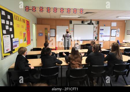 I bambini e l'insegnante che indossano maschere durante una lezione alla Outwood Academy di Woodlands, Doncaster nello Yorkshire, mentre gli studenti in Inghilterra tornano a scuola per la prima volta in due mesi come parte della prima fase di blocco allentamento. Data immagine: Lunedì 8 marzo 2021. Foto Stock