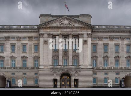 Europa, Regno Unito, Inghilterra, Londra - la facciata di Buckingham Palace, residenza ufficiale della Regina a Londra Foto Stock
