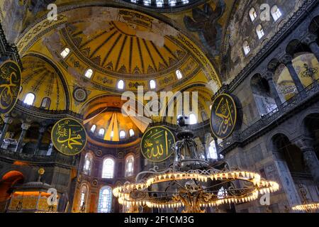 Hagia sophia mosque Inside.Many incisione e gravures nome del profeta Maometto, dio, antiche candele. Dettagli architettonici di cupola e finestre antiche Foto Stock