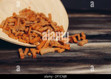 crostini su un piatto snack per birra snack tavolo in legno Foto Stock