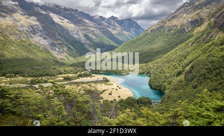 Incontaminato lago alpino nascosto nella valle di montagna, sparato a Blue Lake, Nelson Lakes National Park, Nuova Zelanda Foto Stock