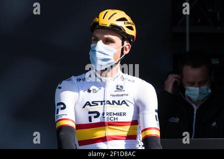 Il ciclista spagnolo Luis Leon Sanchez (Astana) durante la firma del podio della prima tappa della Parigi Nizza 2021. Saint Cyr l'Ecole, Franc, 7 marzo 2021. Foto di Daniel Derajinski/ABACAPRESS.COM Foto Stock