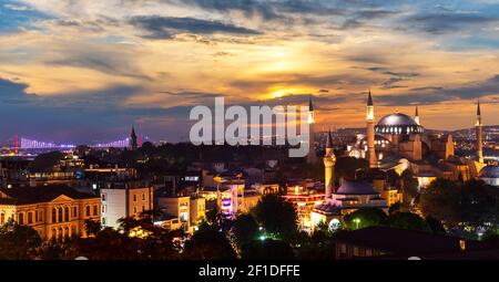 Panorama al tramonto di Istanbul con il Ponte del Bosforo e la Moschea di Santa Sofia, Turchia Foto Stock