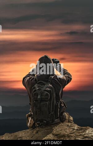 Indietro Visualizza uomo che prende le foto di Tramonto Foto Stock
