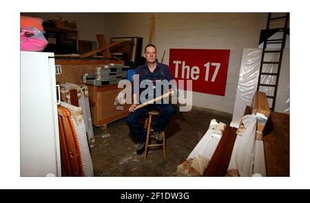 Bill Drummond (ex membro KLF e ora artista su larga scala) Nel suo magazzino/studio in Norwichphotografia di David Sandison The Independent Foto Stock