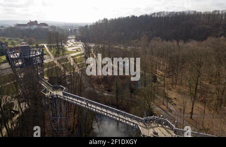 Bad Iburg, Germania. 8 marzo 2021. La vista aerea da un drone mostra il sentiero delle cime degli alberi vicino al Castello di Bad Iburg. La struttura è stata aperta per la prima volta al 2018 state Garden Show. Secondo l'attuale regolamentazione dello stato della bassa Sassonia, l'accesso alla pista delle cime degli alberi è possibile con prenotazione di un appuntamento preliminare. Credit: Friso Gentsch/dpa/Alamy Live News Foto Stock