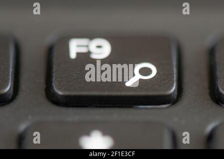 Tasto F9 e zoom sulla tastiera di un computer portatile Foto Stock