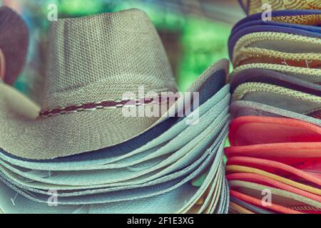 Un sacco di moda trandy cappelli in un mercato Foto Stock