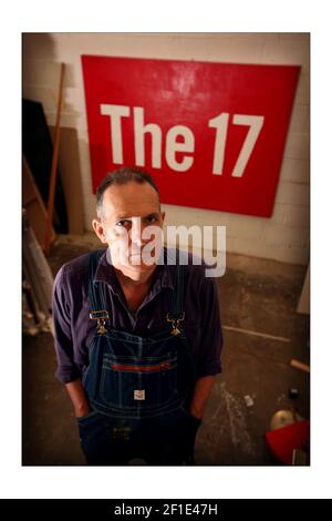 Bill Drummond (ex membro KLF e ora artista su larga scala) Nel suo magazzino/studio in Norwichphotografia di David Sandison The Independent Foto Stock