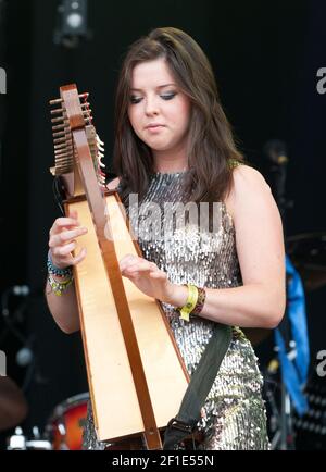 Alaw Ebrill Jones della band folk gallese contemporanea, Calan, si esibisce al festival Cropredy di FAirport Convention, Regno Unito, nel 2012 Foto Stock