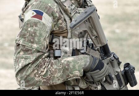 Soldato con fucile d'assalto e bandiera delle Filippine su uniforme militare. Collage. Foto Stock