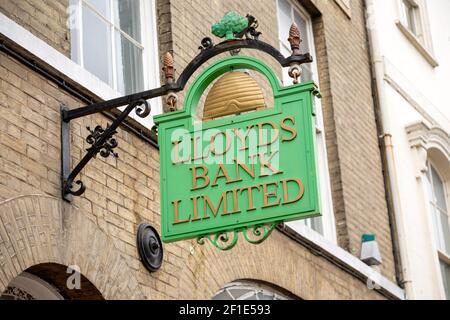 Vecchio stile storico vintage Llloyds Bank Limited cartello sulla parete fuori High Street Branch, Regno Unito Foto Stock