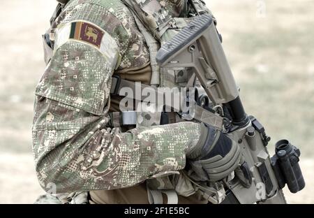 Soldato con fucile d'assalto e bandiera dello Sri Lanka su uniforme militare. Collage. Foto Stock