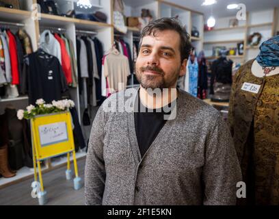 Gerry Keating, Store Manager di Vincent's su Ormeau Road a Belfast. Il negozio di beneficenza della Society of St. Vincent De Paul offrirà un servizio di scatto e ritiro fotografando gli articoli in negozio con i clienti che visualizzano gli articoli tramite la pagina Facebook del negozio, e sarà in grado di contattare e acquistare articoli per la successiva raccolta. Foto Stock