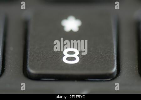 8 e il tasto asterisco sulla tastiera di un computer portatile Foto Stock