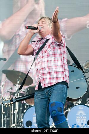 Mike Peters, cantante principale di Big Country che si esibisce al festival Cropredy di FAirport Convention, Regno Unito, nel 2012 Foto Stock