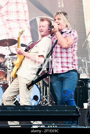 Bruce Watson e Mike Peters di Big Country si esibiscono al festival Cropredy della FAirport Convention, Regno Unito, nel 2012 Foto Stock