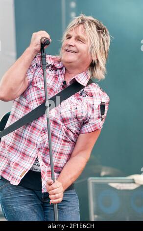 Mike Peters, cantante principale di Big Country che si esibisce al festival Cropredy di FAirport Convention, Regno Unito, nel 2012 Foto Stock