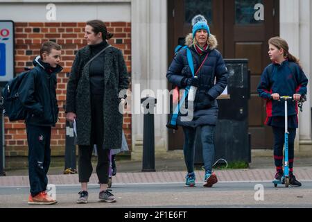 Londra, Regno Unito. 8 Marzo 2021. Le scuole della zona di Battersea riaprono alla prima fase dell'alleggerimento del Lockdowndue nazionale a Coronavirus (covid 19). I bambini sono chiaramente eccitati e la maggior parte dei genitori indossano maschere e mantengono la loro distanza. Credit: Guy Bell/Alamy Live News Foto Stock