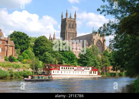 Cattedrale di Worcester sul fiume Severn, Worcester, Worcestershire, England, Regno Unito Foto Stock