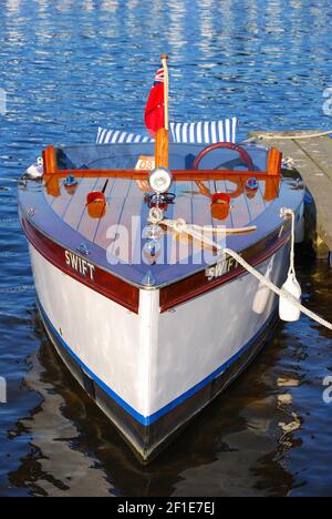 Pantofola in legno lancio al posto di ormeggio sul Fiume Tamigi, Henley-on-Thames, Oxfordshire, England, Regno Unito Foto Stock