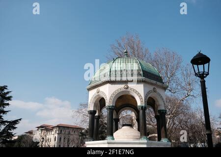 Piazza Sultanahmet, istanbul. Antica fontana pubblica fondata dall'impero ottomano con magnifiche incisioni, dipinto chiamato come fontana tedesca Foto Stock