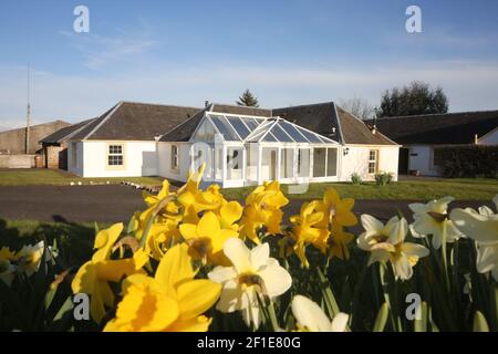 Whiteleys Farm, Maybole, South Ayrshire, Scozia, Regno Unito. L'hjas fattoria ora è stato rilevato da una carità conosciuta come Whiteleys Retreat che fornisce brevi pause terapeutiche gratuite per i bambini, i giovani e le loro famiglie con cancro e malattie che alterano la vita. L'immagine mostra l'azienda agricola in primavera Foto Stock