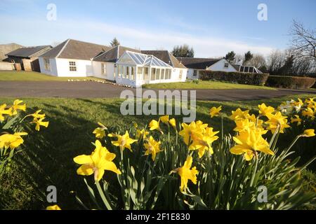 Whiteleys Farm, Maybole, South Ayrshire, Scozia, Regno Unito. L'hjas fattoria ora è stato rilevato da una carità conosciuta come Whiteleys Retreat che fornisce brevi pause terapeutiche gratuite per i bambini, i giovani e le loro famiglie con cancro e malattie che alterano la vita. L'immagine mostra l'azienda agricola in primavera Foto Stock