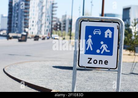 I bambini che giocano zona segno in Danimarca Foto Stock